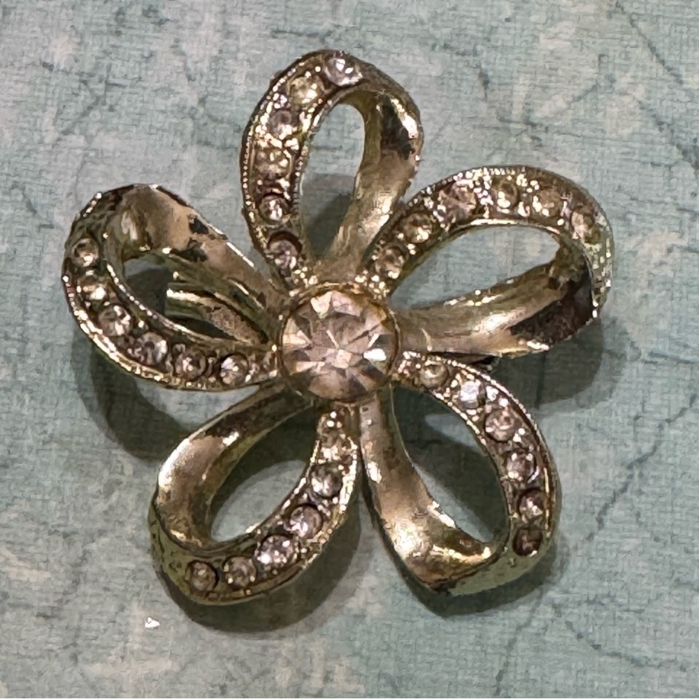GOLD TONE AND RHINESTONES FLOWER BROOCH